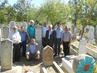 Yazar Selçuk Es kabri başında anıldı