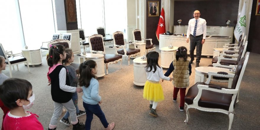 Başkan Kavuş, çocuklara şivlilik dağıttı