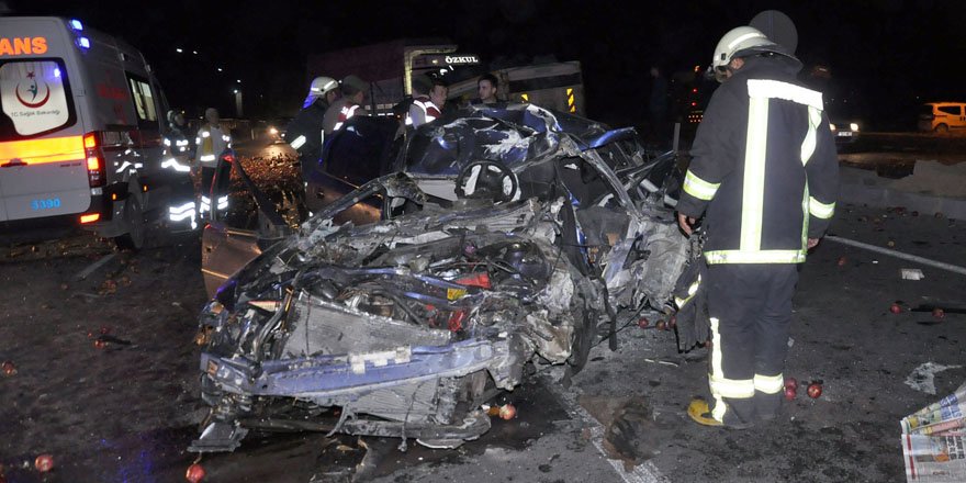 Kamyon otomobile çarptı: 2 ölü 1 yaralı