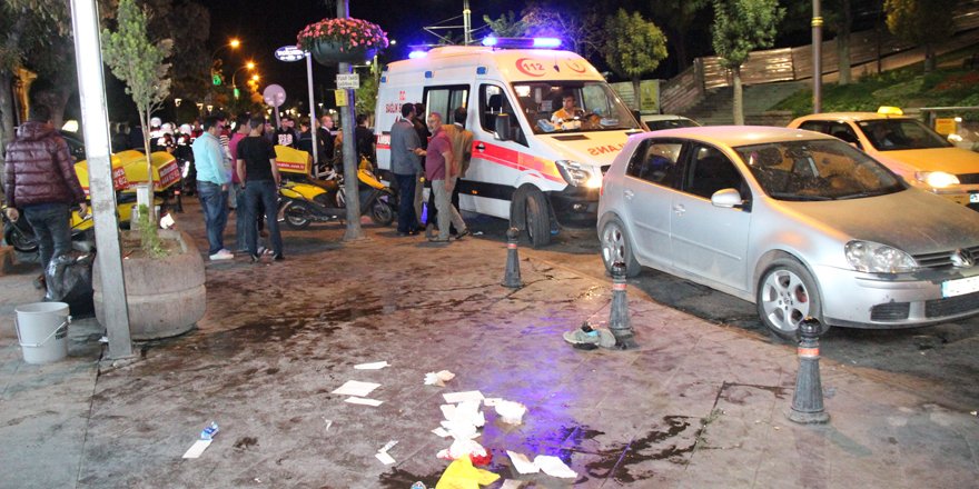 Önünü kesen şahıslara para vermediği için bıçaklanan genç, hayatını kaybetti