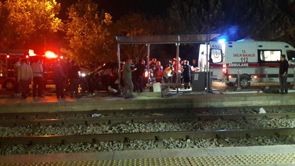 Otomobil tramvay durağına çarptı:1 yaralı