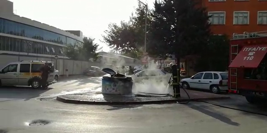 Çöpteki yangın iki aracı yaktı