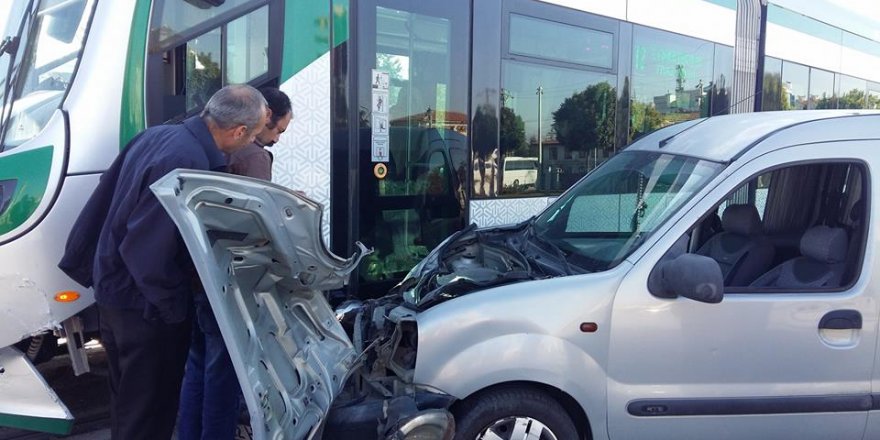 Ticari araç tramvaya çarptı yolcular mağdur oldu