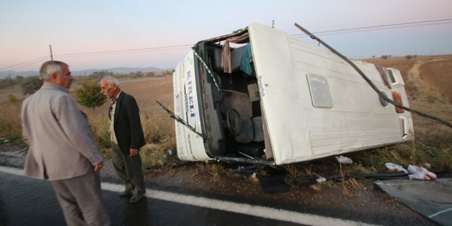 Yolcu midibüsü devrildi: 27 yaralı