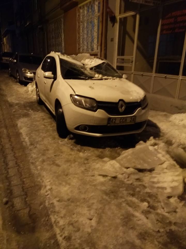 ÇATIDAN DÜŞEN BUZ ARACI PERT ETTİ