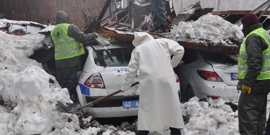 Emniyet araçları yıkıntıdan çıkarıldı