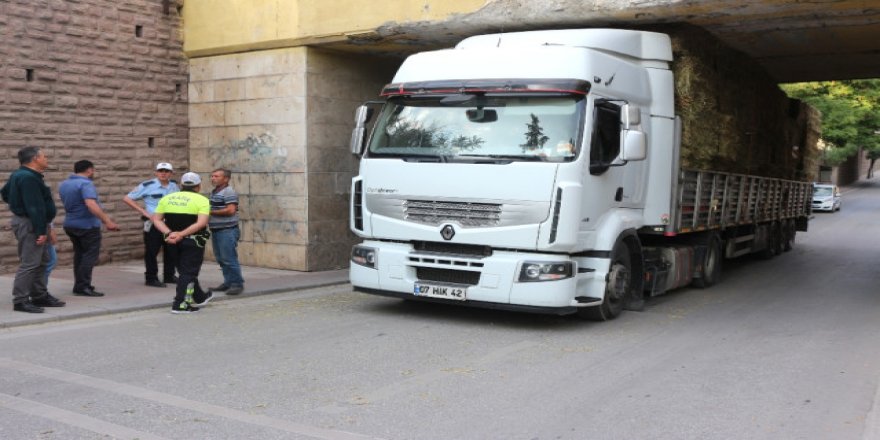 Tır Alt Geçide Sıkıştı