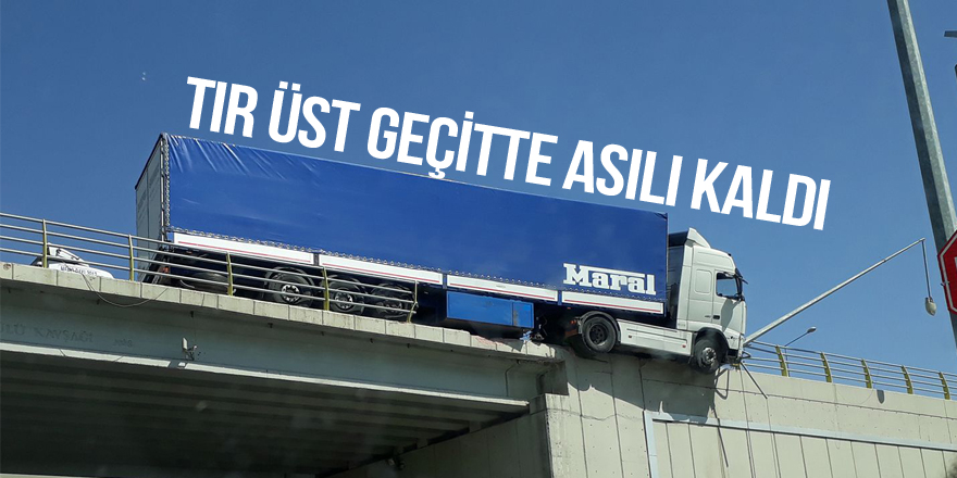 Bariyerlere çarpan tır, üst geçitte asılı kaldı