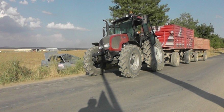 Otomobil traktörle çarpıştı: 1 yaralı