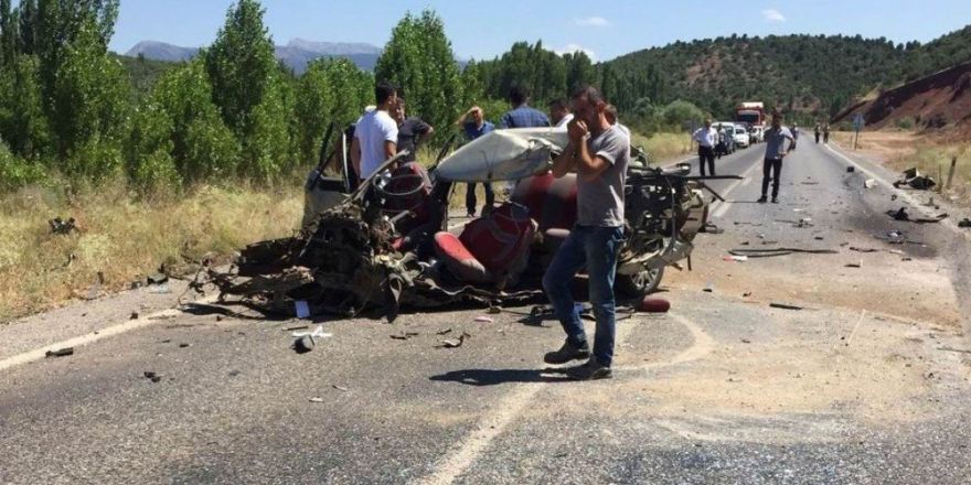 Saman yüklü kamyon ile otomobil çarpıştı: 4 yaralı