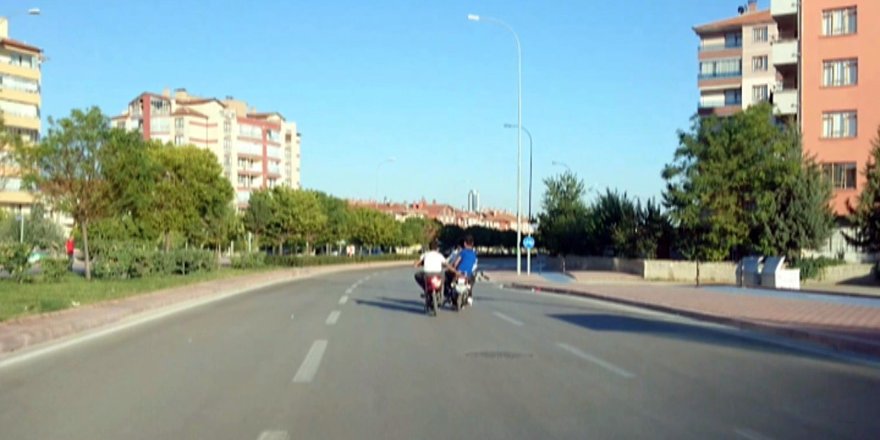 El ele tutuşarak 60 kilometre hız yapıp fotoğraf çekildiler