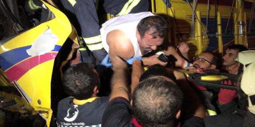 Saman Yüklü Kamyon, Tır Çarptı: 1 Yaralı