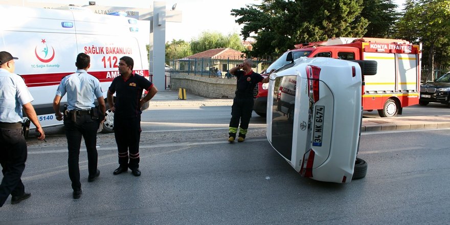 Yan yatan otomobil Meram Yeniyol'u kapattı