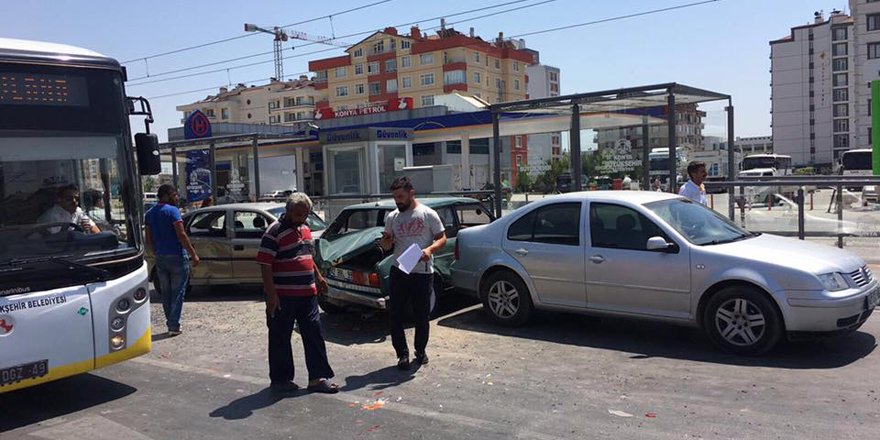 Araç içe gömüldü