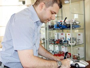 Model arabalarına gözü gibi bakıyor