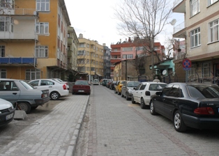 Otopark boş, kaldırımlar dolu