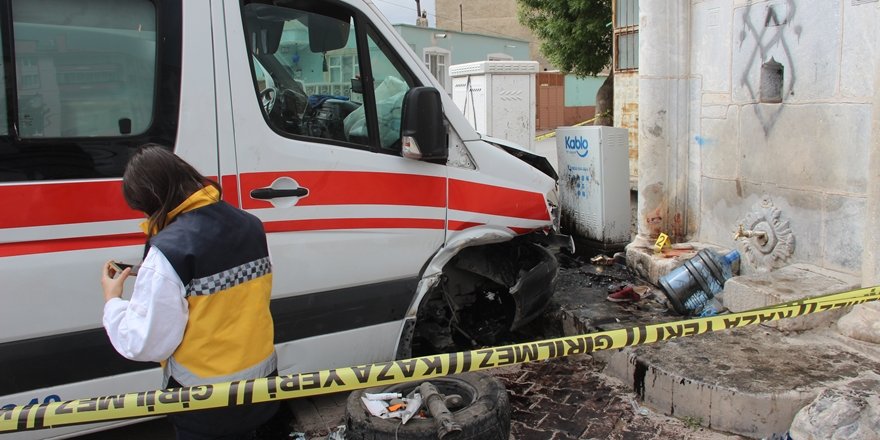 Ambulans çeşme önündeki çocuğa çarptı