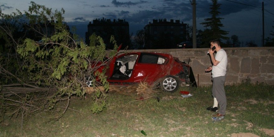 Hurdaya dönen araçtan burunları kanamadan çıktılar