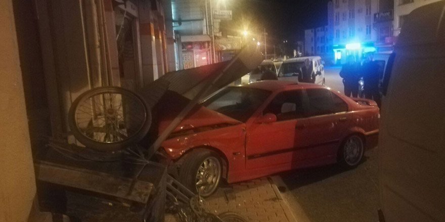 Alkollü sürücü önce bisiklete ardından iş yerine çarptı