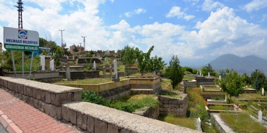 Melikgazi Belediyesince Mezarlıklarda Temizlik ve Bakım Çalışması