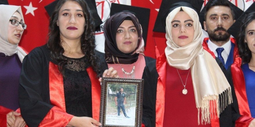 Vefat eden bölüm arkadaşlarını mezuniyet töreninde andılar