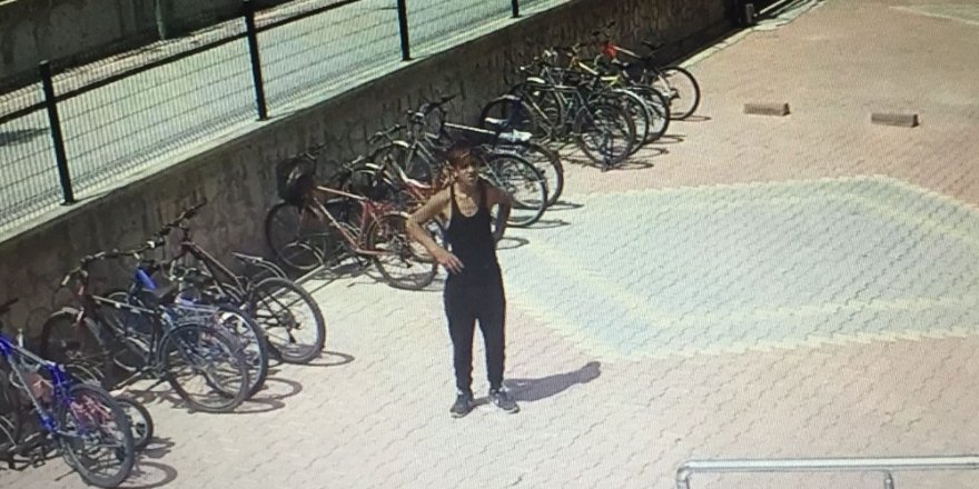 Sitenin bahçesindeki bisikletin çalınma anı kamerada