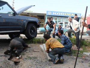 Konyada park halindeki araçta yılan paniği