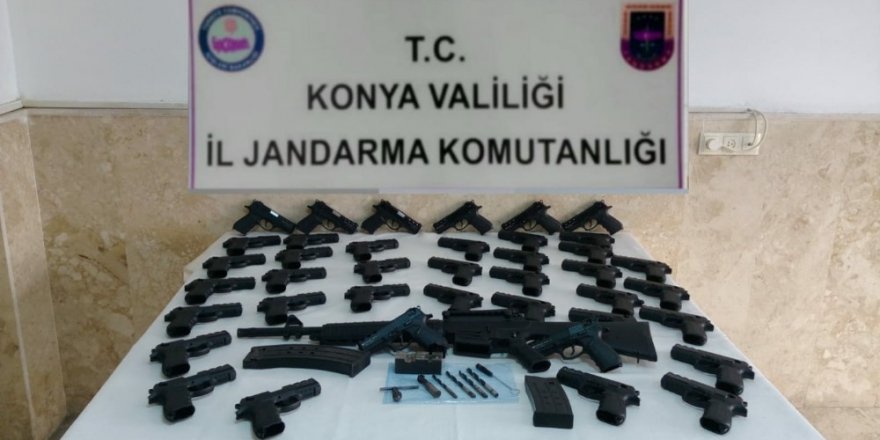Silah ürettiği evinde 40 tabanca ve bir tüfekle yakalandı