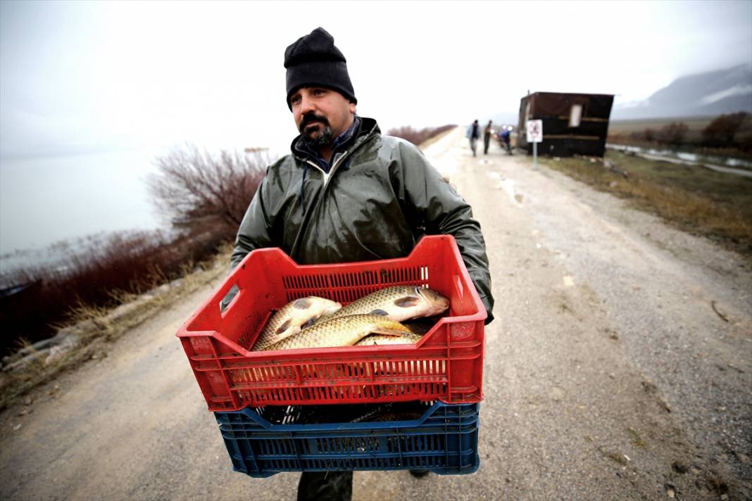 Konya'daki gölde 19 kilo ağırlığında balık tuttular! Bu yıl bereket var 7