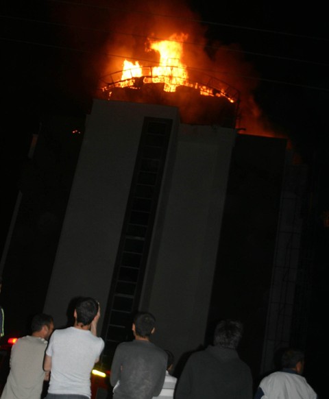 Yeni bina alev alev yandı 6