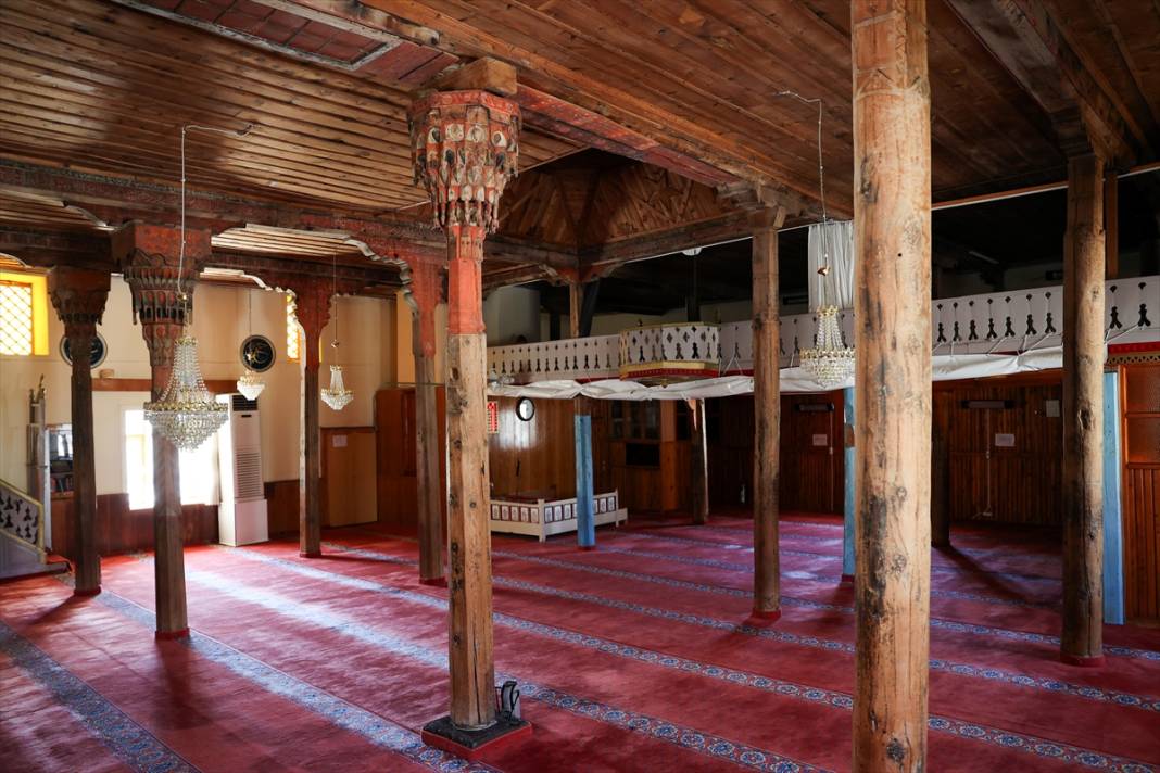 Konya'daki 661 yıllık caminin çatısında leylek yuvası var 5