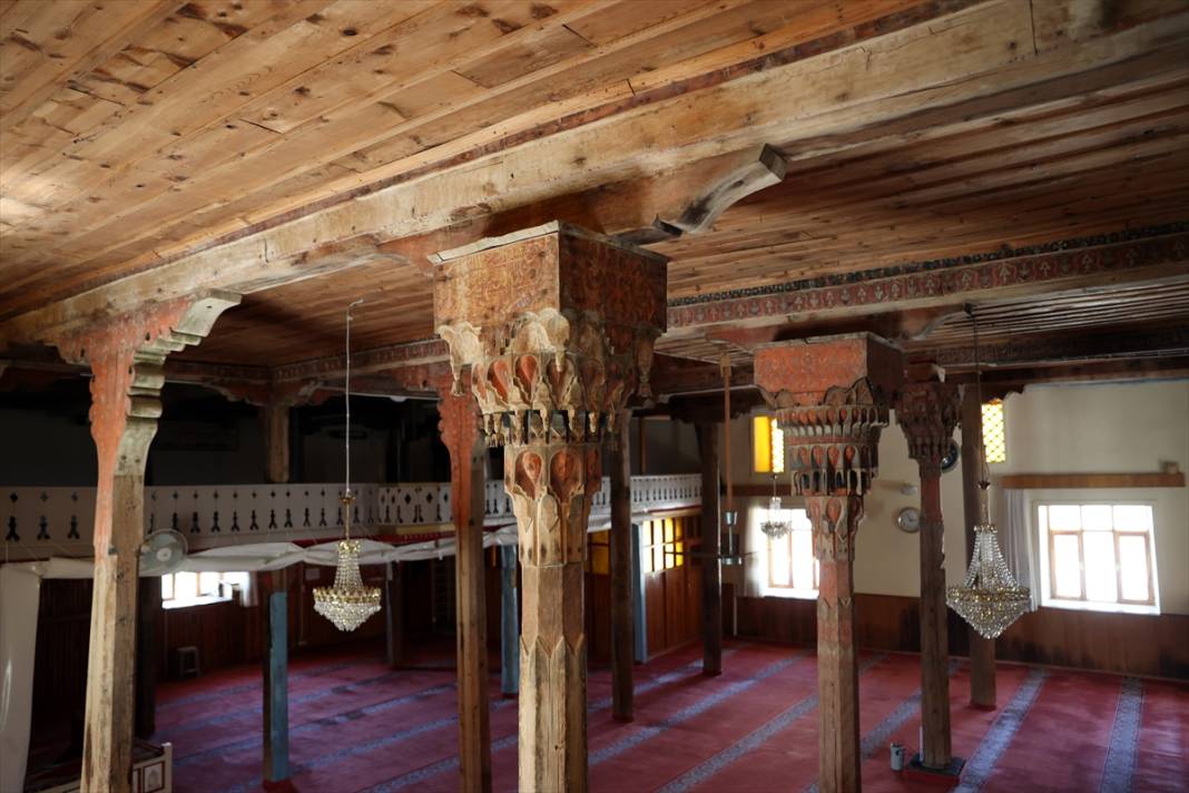 Konya'daki 661 yıllık caminin çatısında leylek yuvası var 7