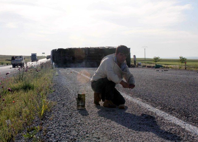 Konya'da arı kovanı yüklü kamyon devrildi: 2 yaralı 2