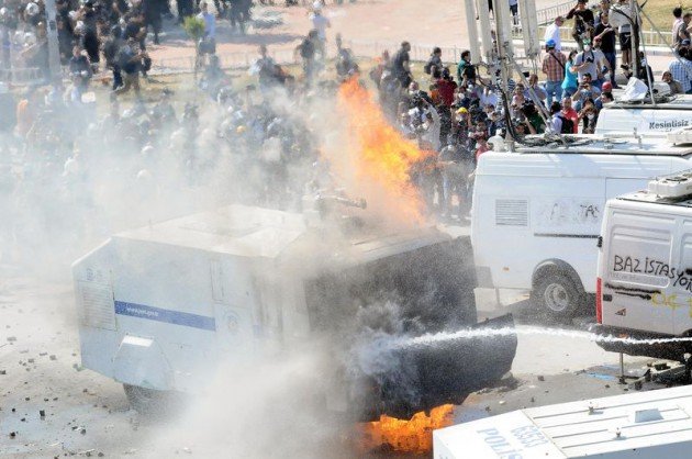 Eylemciler Taksim'de TOMA yaktı 15