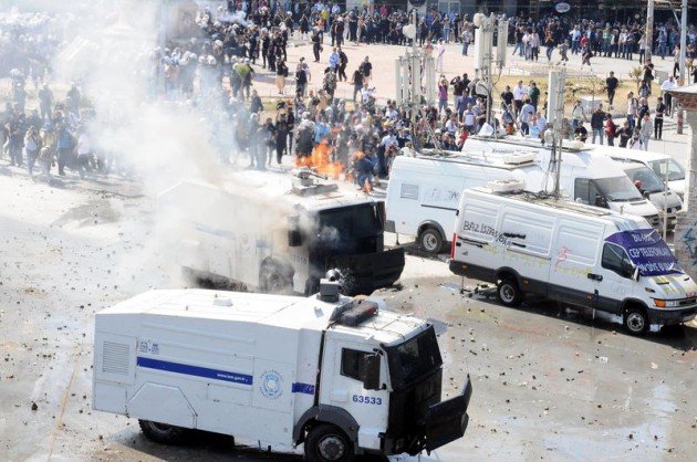 Eylemciler Taksim'de TOMA yaktı 16