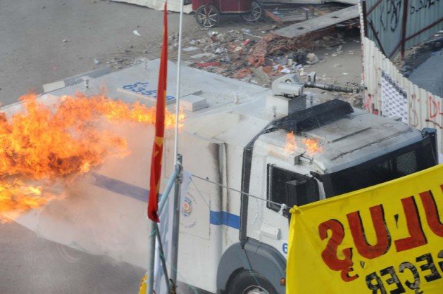 Eylemciler Taksim'de TOMA yaktı 22