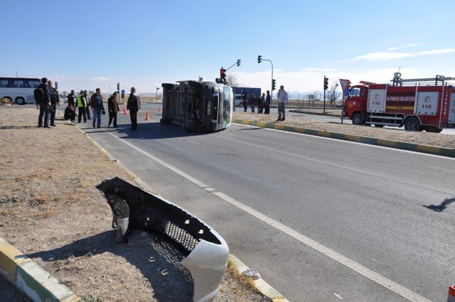 Konya'da minibüs ile otomobil çarpıştı: 14 yaralı 2
