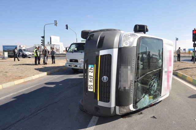 Konya'da minibüs ile otomobil çarpıştı: 14 yaralı 4