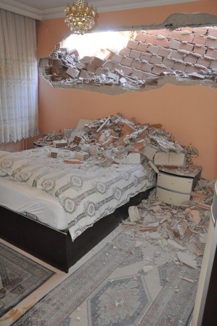 Yan binadaki çalışma yatak odasının duvarını yıktı 4