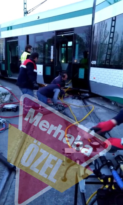 Tramvay raydan çıktı, yolcular mağdur oldu 2