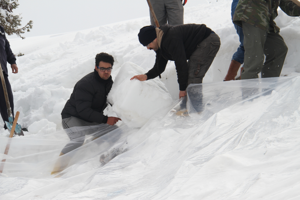 Konya'da yazın kullanmak üzere kar depoladılar 1