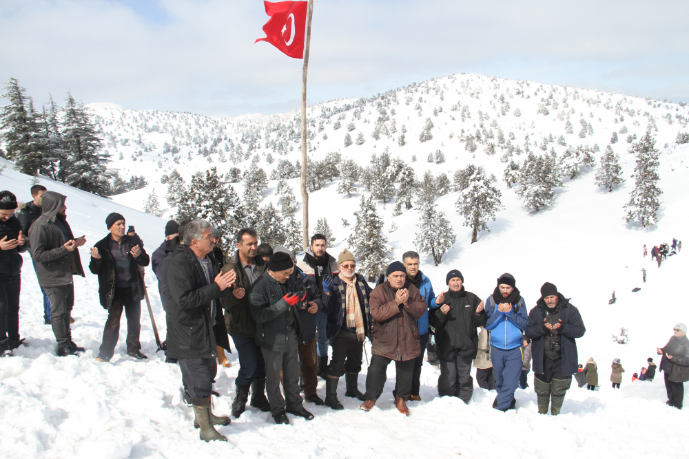 Konya'da yazın kullanmak üzere kar depoladılar 10