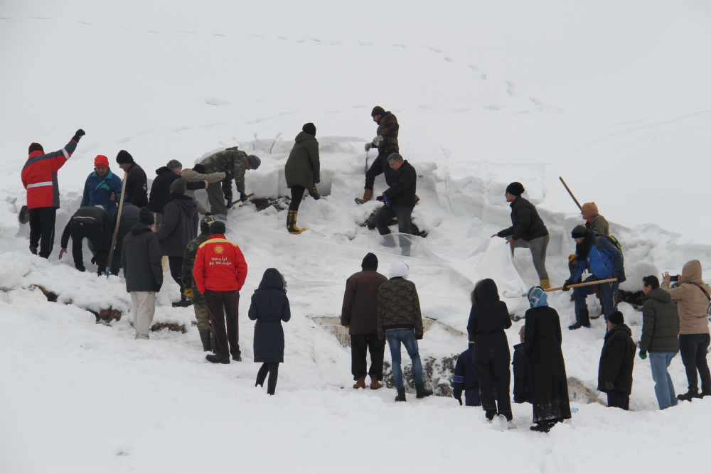 Konya'da yazın kullanmak üzere kar depoladılar 3