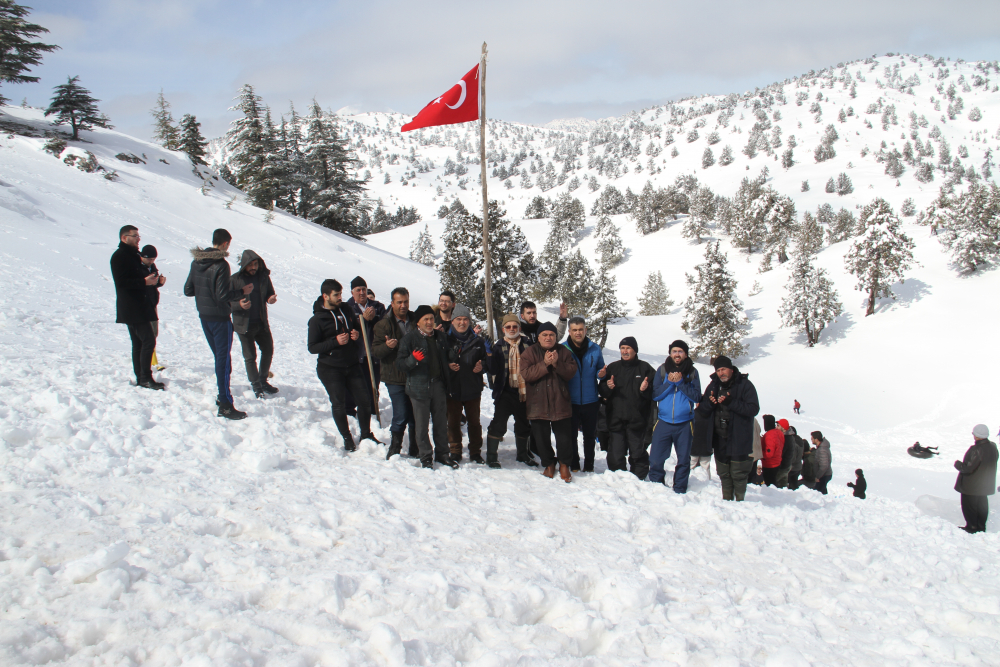 Konya'da yazın kullanmak üzere kar depoladılar 4