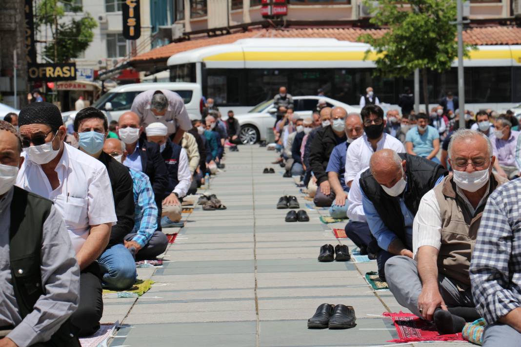 Konya'da 74 gün aradan sonra ilk Cuma namazı kılındı 1
