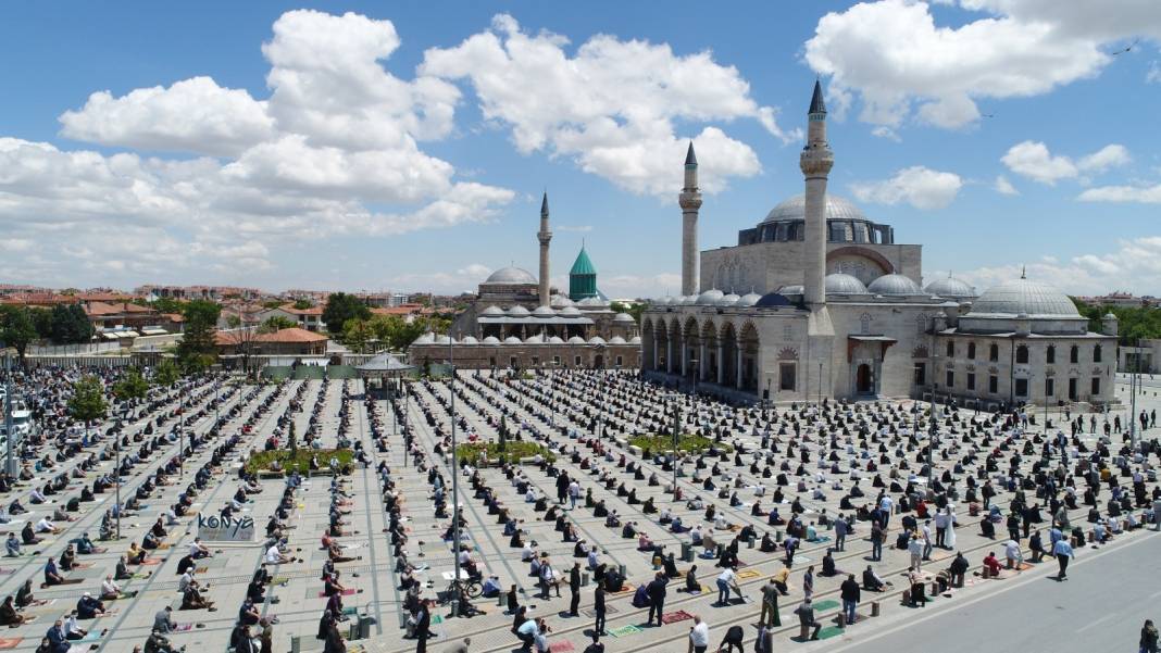 Konya'da 74 gün aradan sonra ilk Cuma namazı kılındı 7