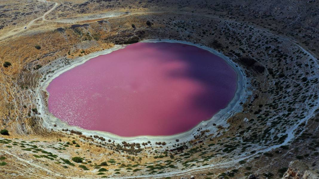 Konya'da rengiyle şaşırtan göl: Meyil Obruk Gölü 1
