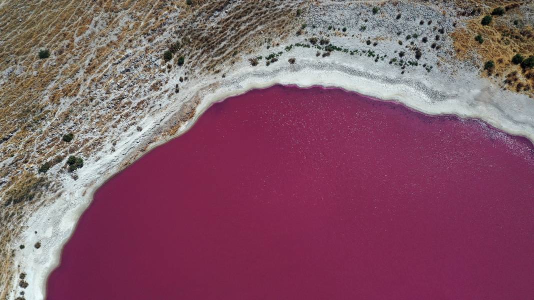 Konya'da rengiyle şaşırtan göl: Meyil Obruk Gölü 2