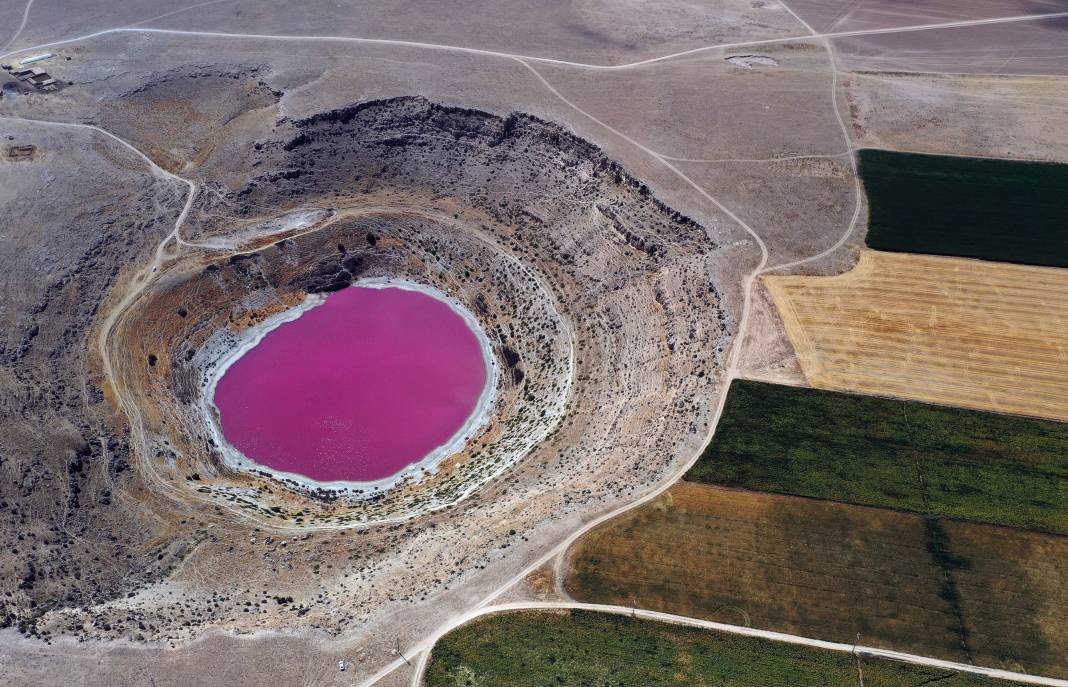 Konya'da rengiyle şaşırtan göl: Meyil Obruk Gölü 4