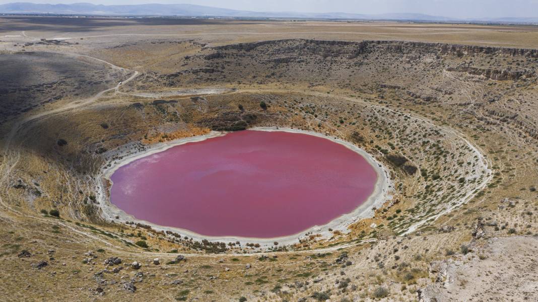 Konya'da rengiyle şaşırtan göl: Meyil Obruk Gölü 5